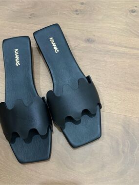 Kaanas Malawi  Black Scalloped Wave Slide Sandals New size 8